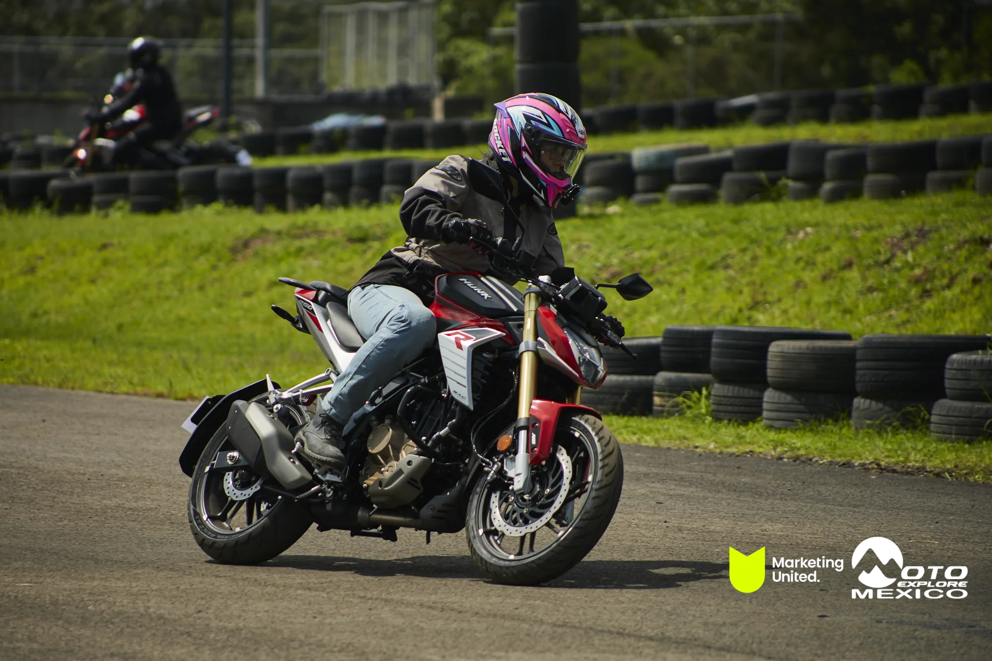 HUNK TRACKDAY 82